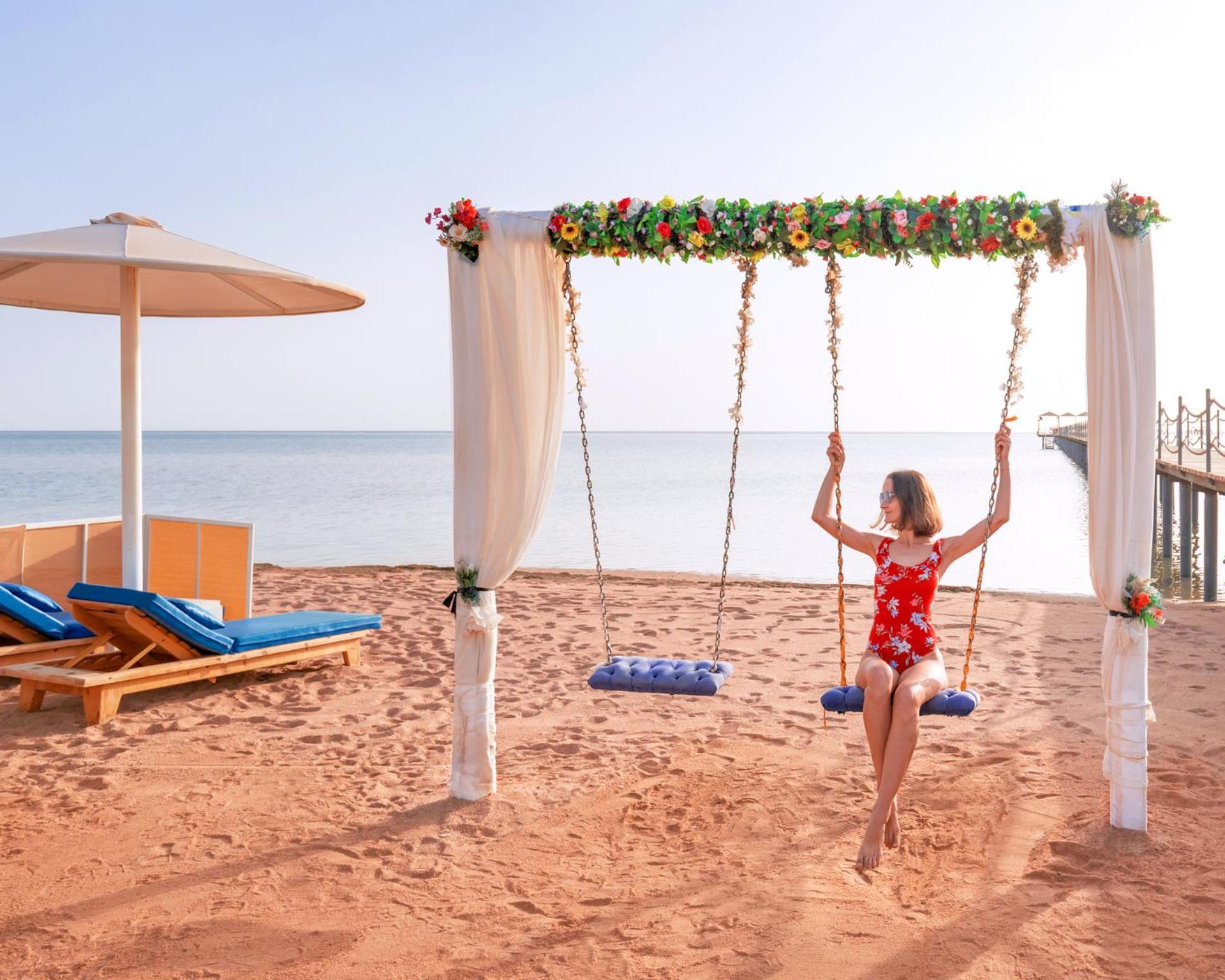 Pickalbatros Laguna Club Resort Sharm El Sheikh Екстериор снимка A swing at the beach